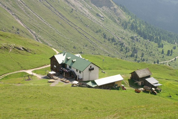 Looking down on Schlüterhütte from Zendleser Kofel Looking down on Schlüterhütte from Zendleser Kofel