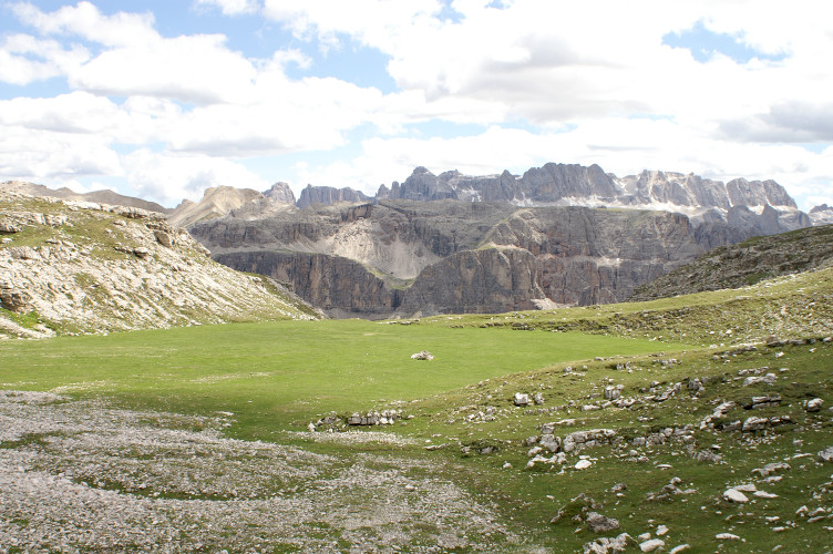 Flat lawn in the middle of the Munt de Puez Flat lawn in the middle of the Munt de Puez